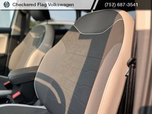 Certified 2025 Volkswagen Taos SE FWD image 20