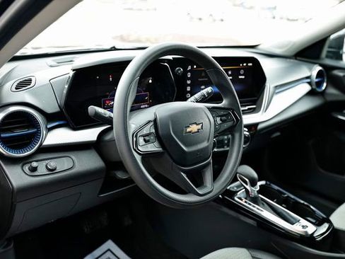 Used 2024 Chevrolet Trax LT image 18