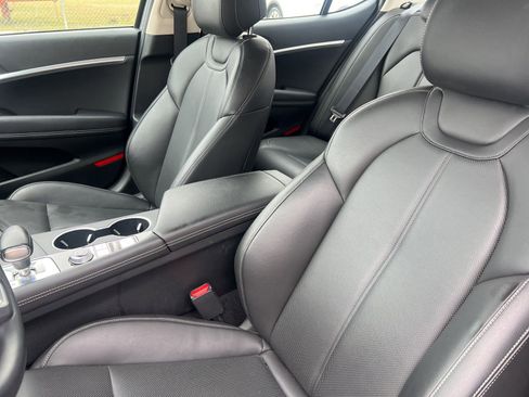 Used 2025 Genesis G70 2.5T image 8