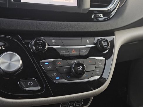 Used 2023 Chrysler Voyager LX image 23