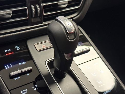 Certified 2025 Porsche Macan image 23