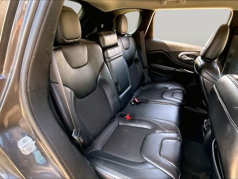 Used 2019 Jeep Cherokee Latitude Plus FWD image 19