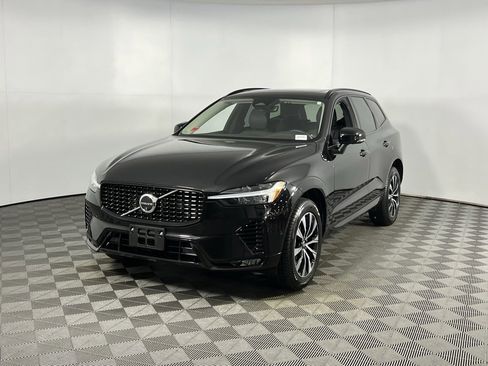 Used 2025 Volvo XC60 B5 Plus image 3