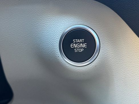 Certified 2023 Volvo XC40 B5 Plus image 28