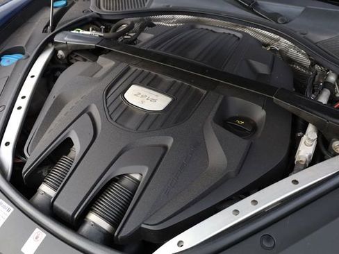 Used 2018 Porsche Panamera 4S image 9