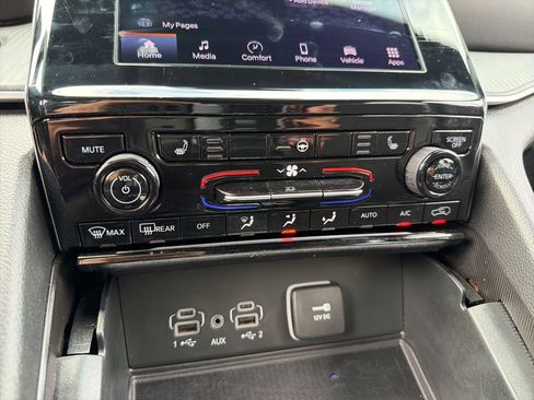 Used 2025 Jeep Grand Cherokee Altitude AWD/4WD image 12