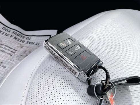 Used 2025 Land Rover Range Rover Sport SE image 13