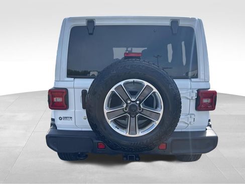 Used 2018 Jeep Wrangler Unlimited Sahara AWD/4WD image 4