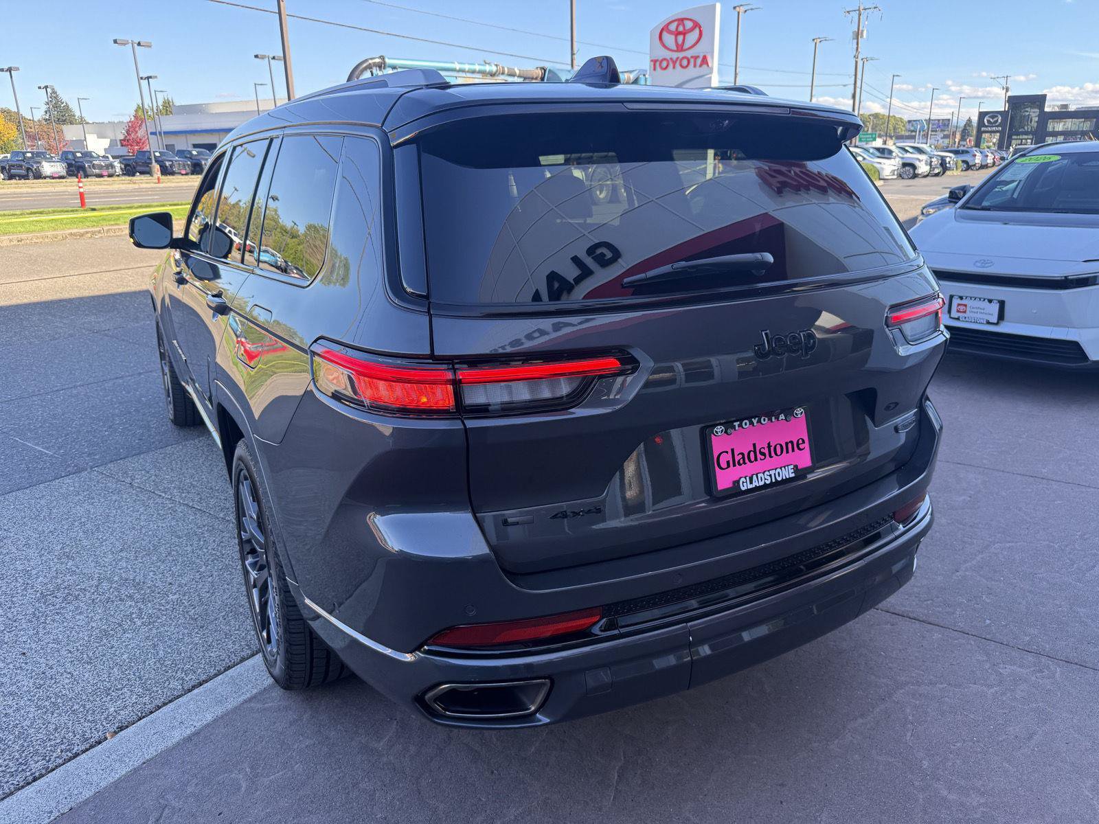 Used 2023 Jeep Grand Cherokee L Summit AWD/4WD image 4
