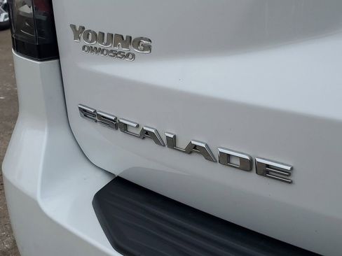 Used 2023 Cadillac Escalade Premium Luxury image 36