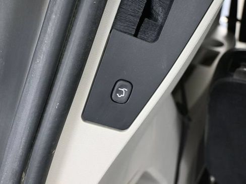 Used 2015 Chrysler Town & Country Touring FWD image 36