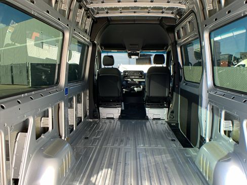 Used 2022 Mercedes-Benz Sprinter 2500 image 30