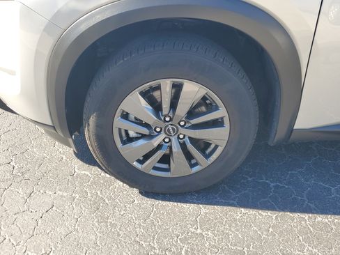 Used 2024 Nissan Pathfinder SV image 4