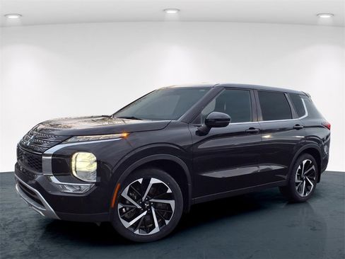 Used 2022 Mitsubishi Outlander SE image 2