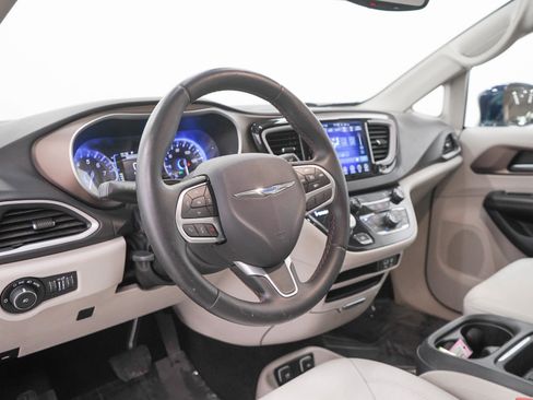 Used 2017 Chrysler Pacifica Touring-L FWD image 23