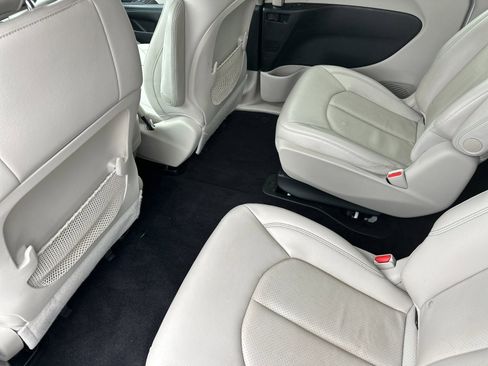 Used 2018 Chrysler Pacifica Touring-L image 12