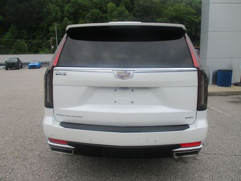 Used 2023 Cadillac Escalade ESV Premium Luxury w/ LPO, Illumination Package AWD/4WD image 4