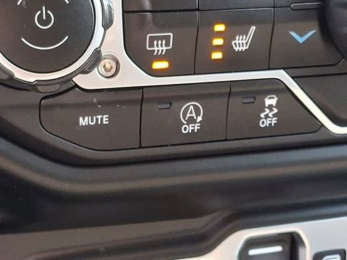 Used 2022 Jeep Wrangler Unlimited Sahara w/ LED Lighting Group AWD/4WD image 28