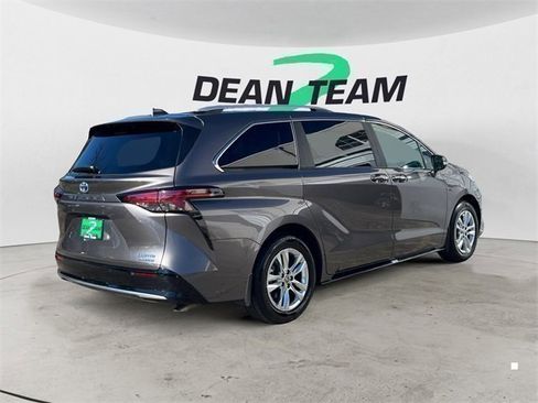 Used 2023 Toyota Sienna Limited image 8
