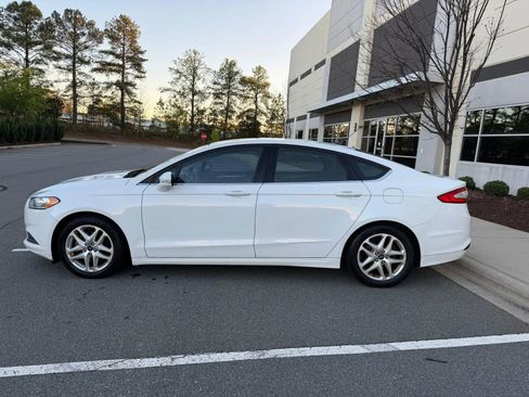 Used 2015 Ford Fusion SE FWD image 2
