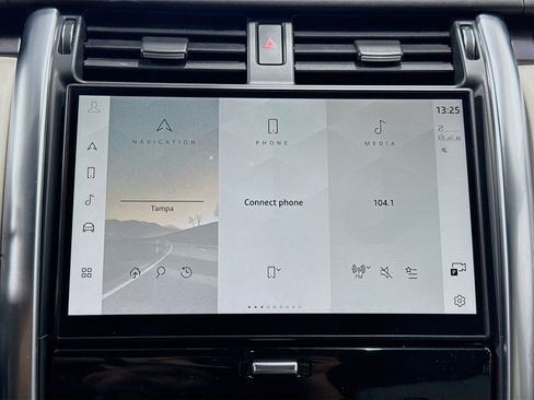 Used 2024 Land Rover Discovery Metropolitan Edition image 32