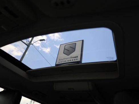 Used 2015 Chrysler Town & Country Limited Platinum FWD image 14