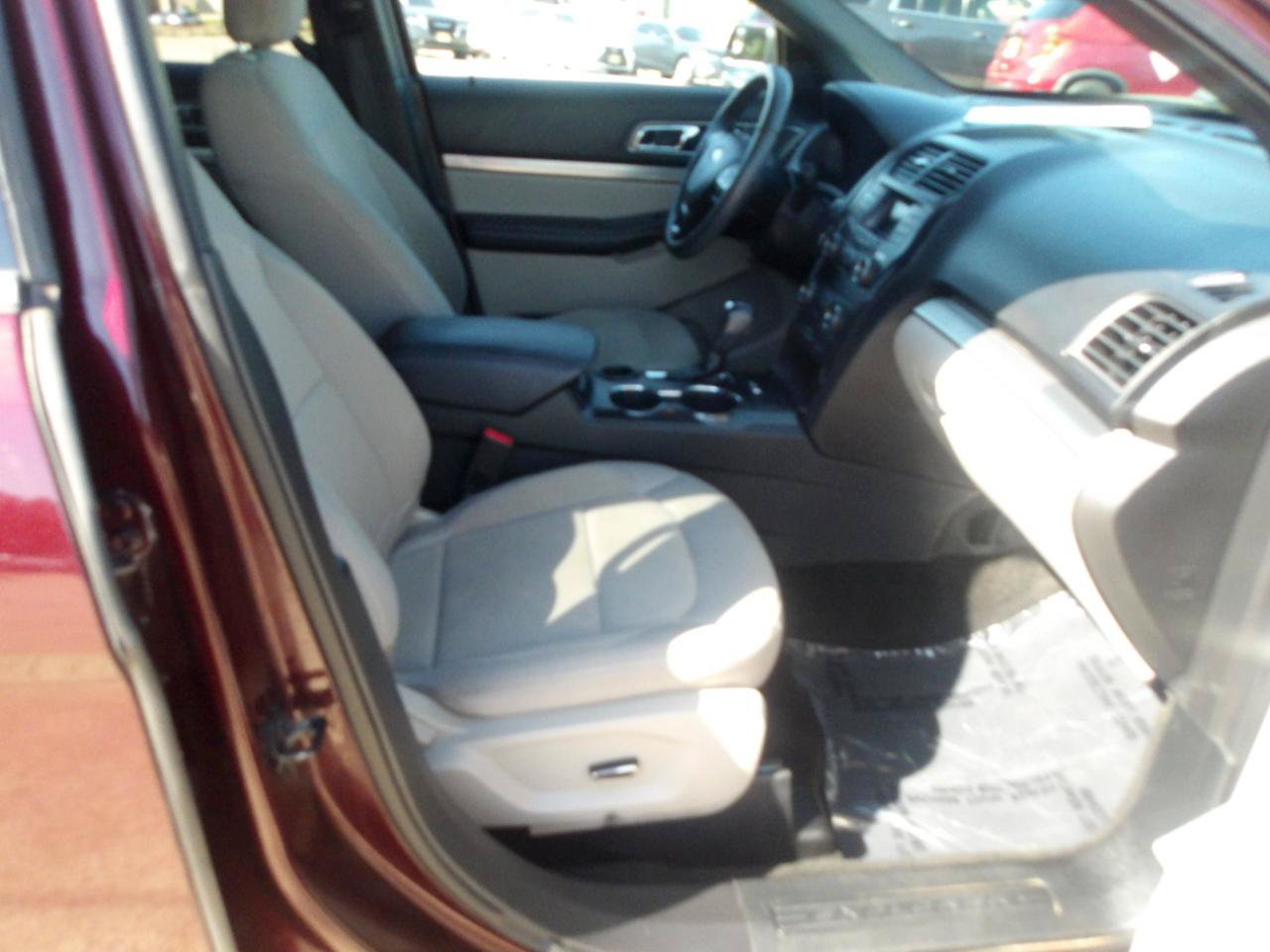 Used 2018 Ford Explorer XLT FWD image 10