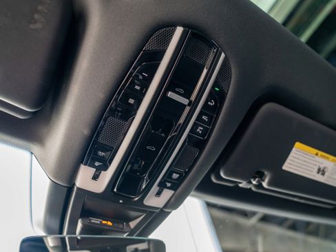 Used 2022 Porsche Cayenne image 25