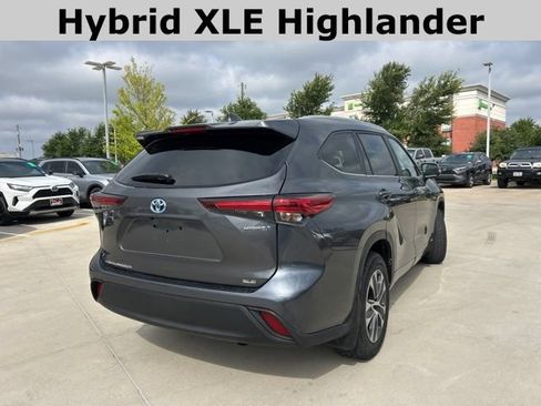 Used 2024 Toyota Highlander XLE AWD/4WD image 3
