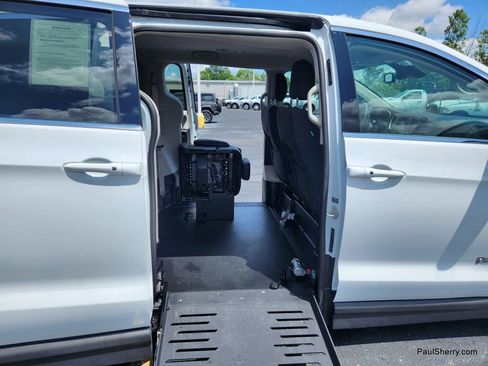 Used 2022 Chrysler Voyager LX image 26