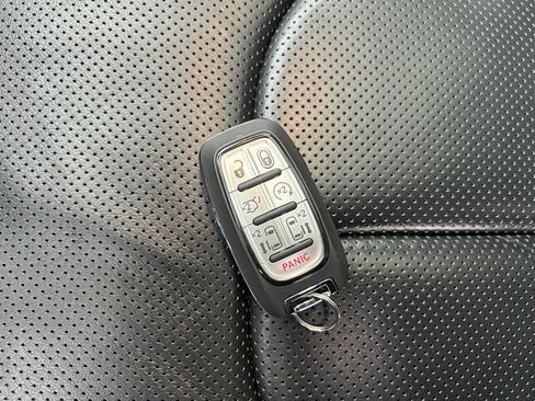 Used 2024 Chrysler Pacifica Limited FWD image 34