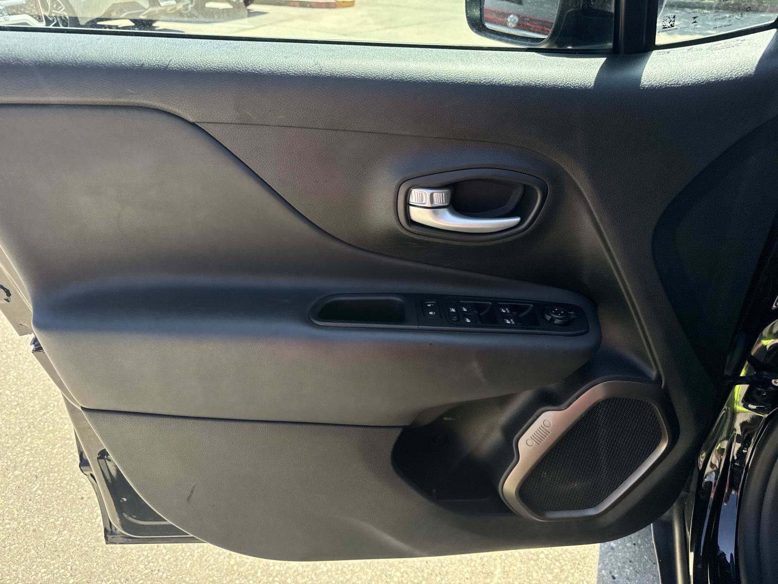 Used 2023 Jeep Renegade Latitude AWD/4WD image 18