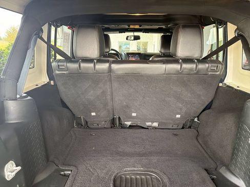 Used 2018 Jeep Wrangler Unlimited Sahara w/ Connectivity Group AWD/4WD image 23