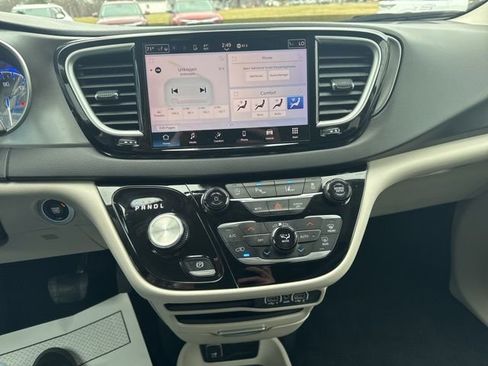 Used 2024 Chrysler Pacifica Touring-L image 16