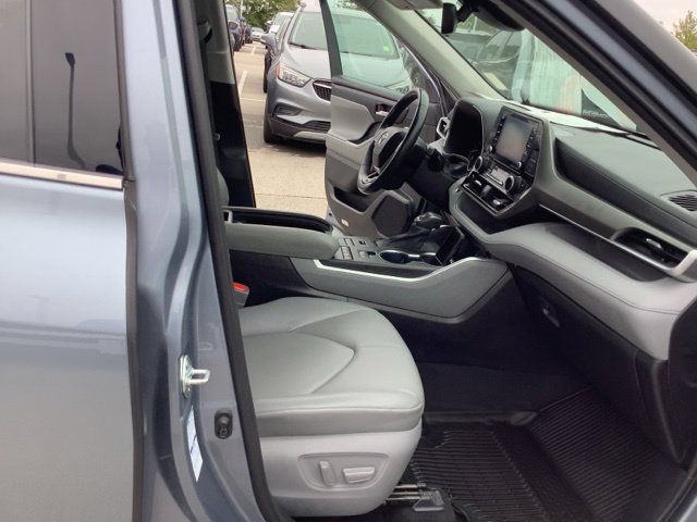Used 2021 Toyota Highlander XLE AWD/4WD image 17