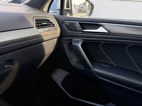 Used 2021 Volkswagen Tiguan SE w/ Panoramic Sunroof Package AWD/4WD image 2