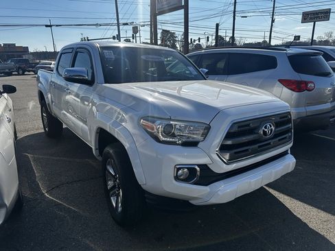 Used 2017 Toyota Tacoma Limited image 1