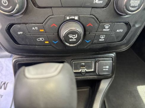 Used 2021 Jeep Renegade Latitude w/ Sun & Sound Group FWD image 17