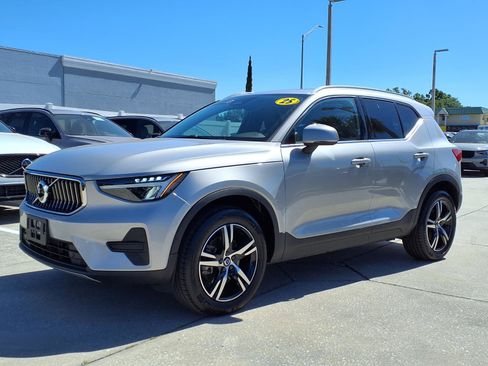 Certified 2025 Volvo XC40 B5 Core AWD/4WD image 3
