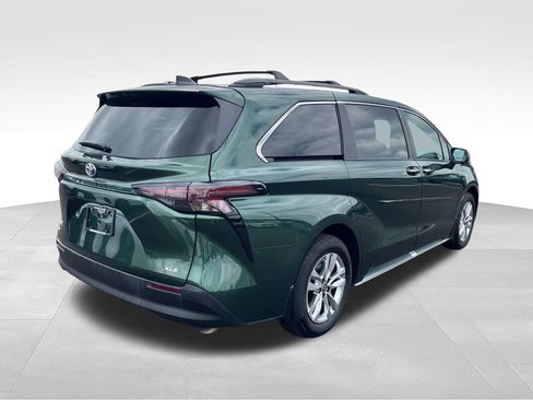 Used 2025 Toyota Sienna XLE w/ XLE Plus Package FWD image 6