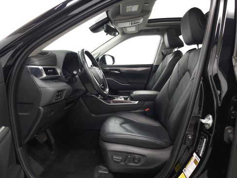 Certified 2024 Toyota Highlander Platinum AWD/4WD image 4