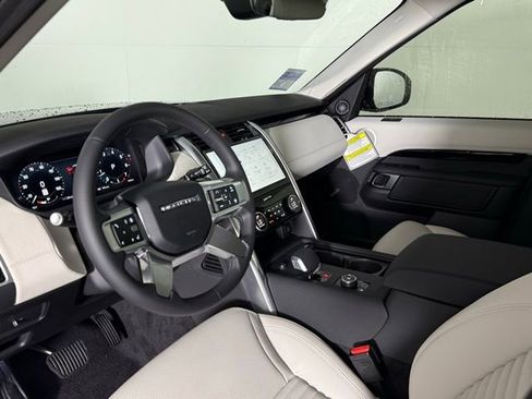 Used 2025 Land Rover Discovery S image 6
