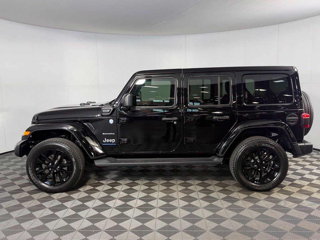 Used 2023 Jeep Wrangler Unlimited Sahara w/ Safety Group AWD/4WD image 11