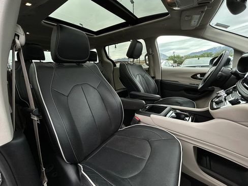 Used 2023 Chrysler Pacifica Limited FWD image 17