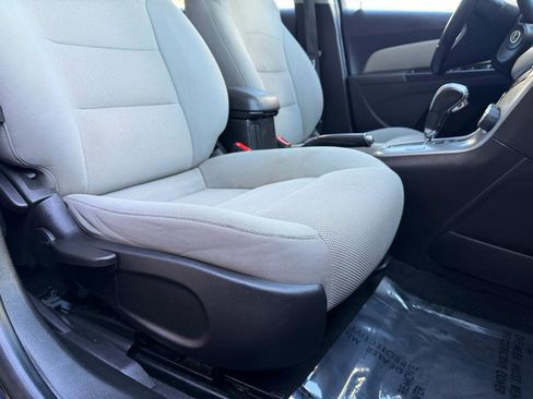 Used 2014 Chevrolet Cruze LT image 28