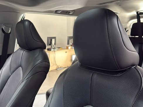 Used 2023 Toyota Highlander Limited image 13