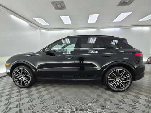 Used 2023 Porsche Cayenne Platinum Edition AWD/4WD image 2