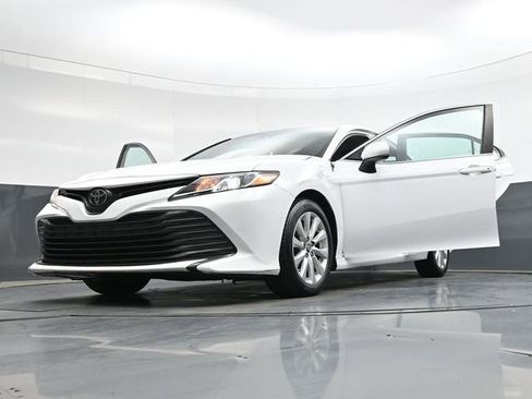 Used 2018 Toyota Camry LE image 39