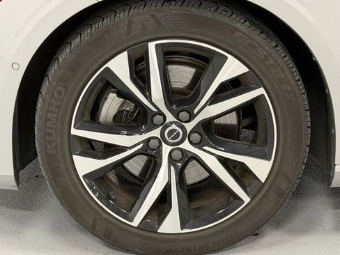Used 2023 Volvo S60 B5 Plus image 8