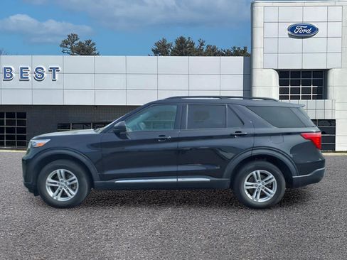 Used 2023 Ford Explorer XLT AWD/4WD image 2